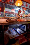 卤味铺案板下上网课的7岁女孩：在市场长大人缘